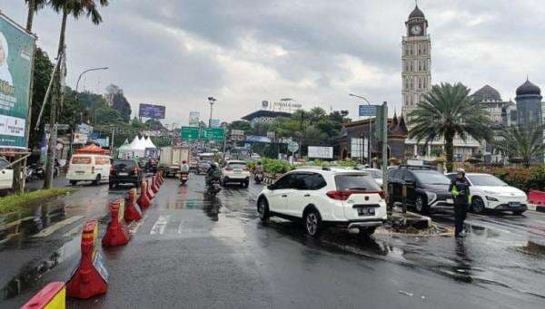 60.000 Kendaraan Lintasi Jalur Puncak, Siang Ini One Way Berlaku Arah Jakarta 60.000 Kendaraan Lintasi Jalur Puncak, Siang Ini One Way Berlaku Arah Jakarta