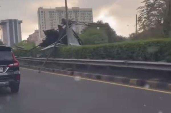 Papan Reklame BNN Roboh di Tol Cawang, Korban Jiwa Nihil Papan Reklame BNN Roboh di Tol Cawang, Korban Jiwa Nihil