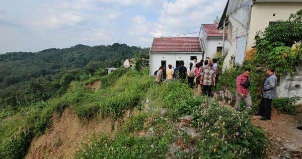 Miris! Rumah Subsidi Tidak Layak Huni Dibangun di Pinggir Jurang dan Rawan Bencana Miris! Rumah Subsidi Tidak Layak Huni Dibangun di Pinggir Jurang dan Rawan Bencana