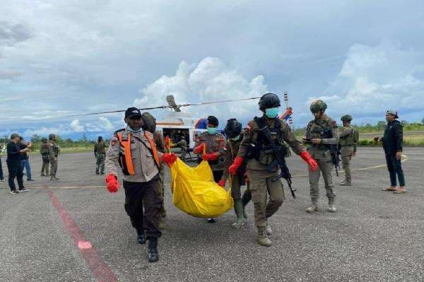 Satgas Damai Cartenz Evakuasi 2 Jenazah Korban Pembantaian KKB di Yahukimo Satgas Damai Cartenz Evakuasi 2 Jenazah Korban Pembantaian KKB di Yahukimo