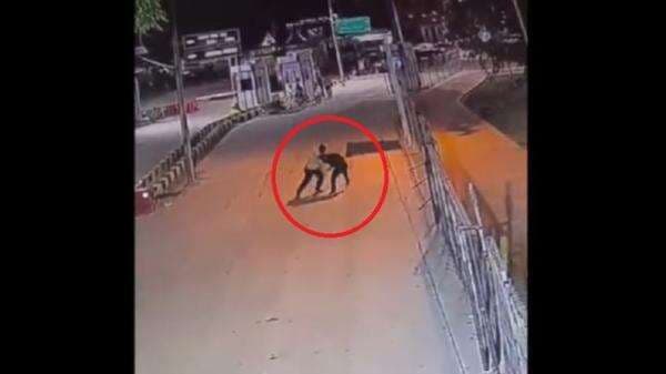 Satpam Pelabuhan Tanjung Kalian Mentok Ditusuk OTK Terekam CCTV, Sempat Duel dengan Pelaku Satpam Pelabuhan Tanjung Kalian Mentok Ditusuk OTK Terekam CCTV, Sempat Duel dengan Pelaku