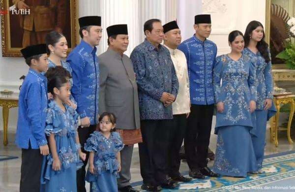 SBY Didampingi Ibas dan AHY Hadiri Open House Idulfitri Prabowo di Istana SBY Didampingi Ibas dan AHY Hadiri Open House Idulfitri Prabowo di Istana