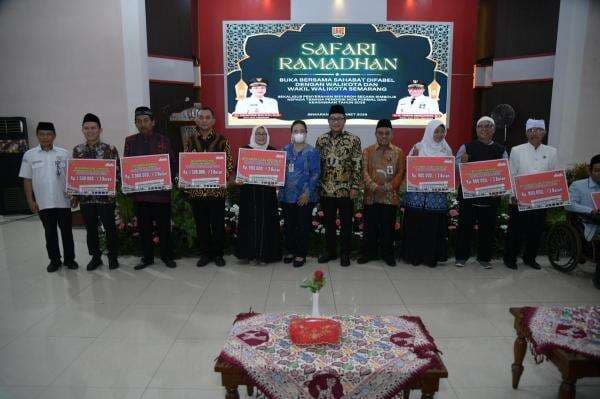 Wujudkan Janji Kampanye, Agustina Serahkan Bisyaroh kepada 6.572 Warga Istimewa Wujudkan Janji Kampanye, Agustina Serahkan Bisyaroh kepada 6.572 Warga Istimewa