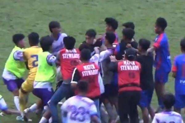 Pertandingan Sepak Bola di Flores Timur Ricuh, Suporter Masuk Lapangan Adu Jotos Pertandingan Sepak Bola di Flores Timur Ricuh, Suporter Masuk Lapangan Adu Jotos