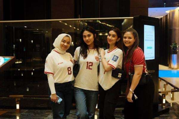 Setia Dukung Pasangan, Azizah Salsha Tampil Kompak Bersama WAGs Timnas U-23 Setia Dukung Pasangan, Azizah Salsha Tampil Kompak Bersama WAGs Timnas U-23