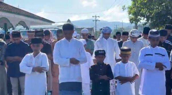 Gelar Sholat Id, Warga di Negeri Wakal Maluku Lebaran Lebih Awal Gelar Sholat Id, Warga di Negeri Wakal Maluku Lebaran Lebih Awal