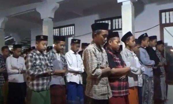 Keutamaan Sholat Tarawih 10 Hari Pertama di Bulan Ramadhan dalam Kitab Durratun Nasihin Keutamaan Sholat Tarawih 10 Hari Pertama di Bulan Ramadhan dalam Kitab Durratun Nasihin