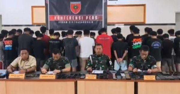 Catut Pejabat TNI, 40 Pelaku Penipuan Online di Sidrap Ditangkap Catut Pejabat TNI, 40 Pelaku Penipuan Online di Sidrap Ditangkap