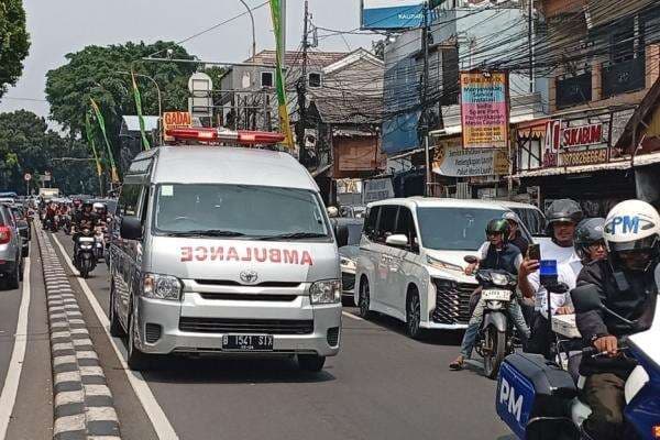 Slankers Antar Jenazah Bunda Iffet ke TPU Karet Bivak Slankers Antar Jenazah Bunda Iffet ke TPU Karet Bivak