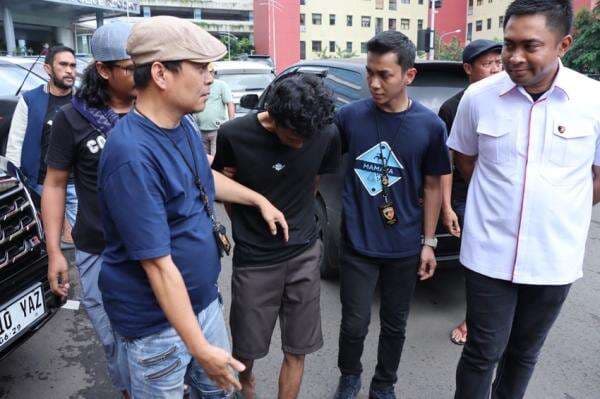 Sosok Terduga Pelaku Pembunuhan Ibu dan Anak dalam Toren Tambora Sosok Terduga Pelaku Pembunuhan Ibu dan Anak dalam Toren Tambora