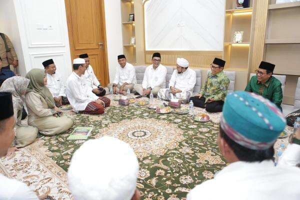 Sowan ke Ponpes Sukorejo, Gus Imin Halalbihalal dengan Kiai Azaim dan Nyai Ju Sowan ke Ponpes Sukorejo, Gus Imin Halalbihalal dengan Kiai Azaim dan Nyai Ju