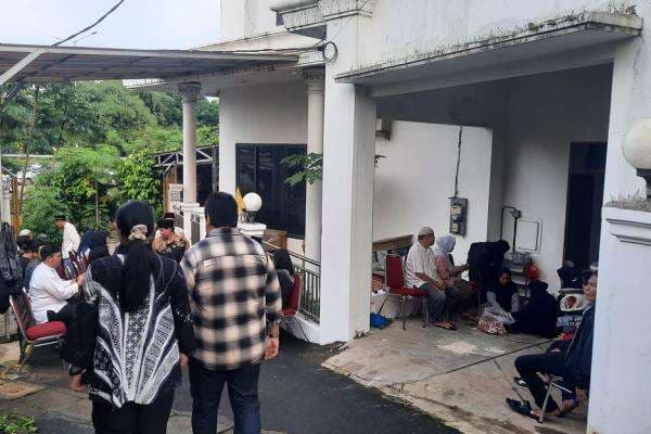 Suasana Rumah Duka Mat Solar Mulai Ramai Dipadati Pelayat Suasana Rumah Duka Mat Solar Mulai Ramai Dipadati Pelayat