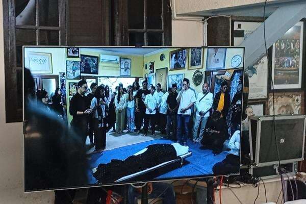 Suasana Terkini Rumah Duka Bunda Iffet di Markas Slank Gang Potlot Jaksel Suasana Terkini Rumah Duka Bunda Iffet di Markas Slank Gang Potlot Jaksel