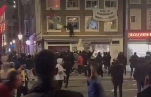 Fakta-Fakta Suporter Klub Sepak Bola Israel Rusuh di Belanda, Bikin Onar hingga Di-sweeping Warga Fakta-Fakta Suporter Klub Sepak Bola Israel Rusuh di Belanda, Bikin Onar hingga Di-sweeping Warga