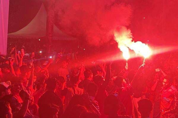 Momen Ribuan Suporter Garuda Rayakan Kemenangan Timnas Indonesia atas Bahrain Momen Ribuan Suporter Garuda Rayakan Kemenangan Timnas Indonesia atas Bahrain