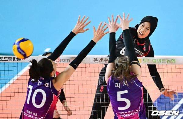 Tangis Haru Pelatih Red Sparks saat Melepas Megawati Hangestri Kembali ke Indonesia Tangis Haru Pelatih Red Sparks saat Melepas Megawati Hangestri Kembali ke Indonesia