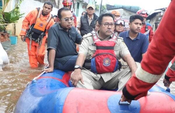Tatapan si Doel saat Susuri Banjir Lebak Bulus Pakai Perahu Karet Tatapan si Doel saat Susuri Banjir Lebak Bulus Pakai Perahu Karet
