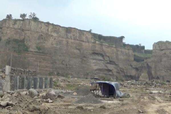 Tebing Setinggi 100 Meter Longsor di Tambang Galian C, Satu Pekerja Tewas Tertimbun Tebing Setinggi 100 Meter Longsor di Tambang Galian C, Satu Pekerja Tewas Tertimbun