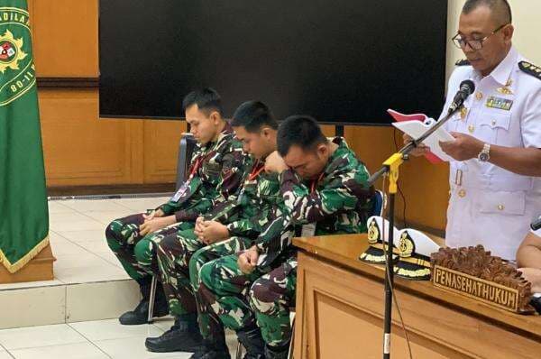 Oknum TNI AL Penembak Bos Rental Menangis Minta Hakim Adil, Sebut Anak Masih Kecil Oknum TNI AL Penembak Bos Rental Menangis Minta Hakim Adil, Sebut Anak Masih Kecil