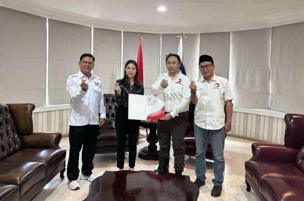 Tegaskan Transformasi, Angela Tanoesoedibjo Serahkan SK Plt Pimpinan Pemuda Perindo ke William Tanuwijaya Tegaskan Transformasi, Angela Tanoesoedibjo Serahkan SK Plt Pimpinan Pemuda Perindo ke William Tanuwijaya
