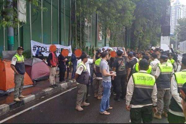 Tenda Aksi Tolak RUU TNI di Kawasan DPR Digusur, Satpol PP: Di Atas Trotoar, Pejalan Kaki Tidak Bisa Lewat! Tenda Aksi Tolak RUU TNI di Kawasan DPR Digusur, Satpol PP: Di Atas Trotoar, Pejalan Kaki Tidak Bisa Lewat!
