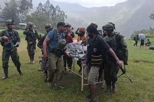 TNI Evakuasi 42 Tenaga Pengajar dan Kesehatan usai Serangan KKB di Distrik Anggruk Yahukimo TNI Evakuasi 42 Tenaga Pengajar dan Kesehatan usai Serangan KKB di Distrik Anggruk Yahukimo