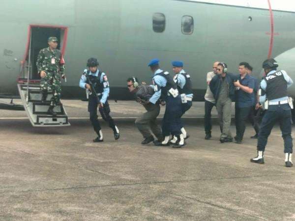 Pesawat Tempur F-16 Lumpuhkan Pesawat Asing di Langit Jakarta dalam Latihan Cakra Pesawat Tempur F-16 Lumpuhkan Pesawat Asing di Langit Jakarta dalam Latihan Cakra