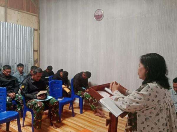 Menjaga Kedamaian Penuh Kasih, Satgas Yonif 112/DJ Pos ILLU Laksanakan Ibadah Bersama dengan Warga Dolinggame Menjaga Kedamaian Penuh Kasih, Satgas Yonif 112/DJ Pos ILLU Laksanakan Ibadah Bersama dengan Warga Dolinggame