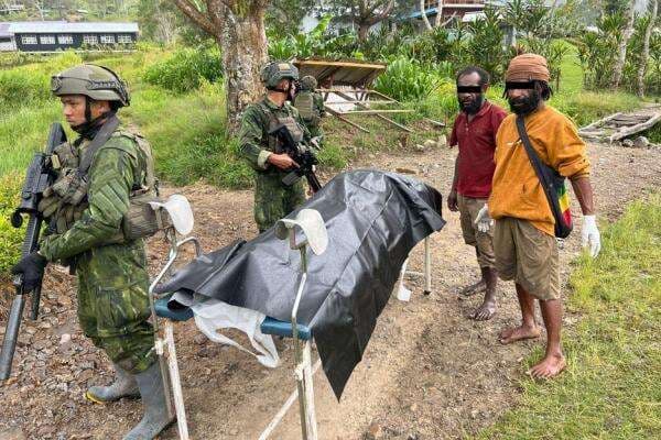 TNI-Polri Evakuasi 8 Korban Serangan KKB di Distrik Anggruk ke RSAD Marthen Indey TNI-Polri Evakuasi 8 Korban Serangan KKB di Distrik Anggruk ke RSAD Marthen Indey
