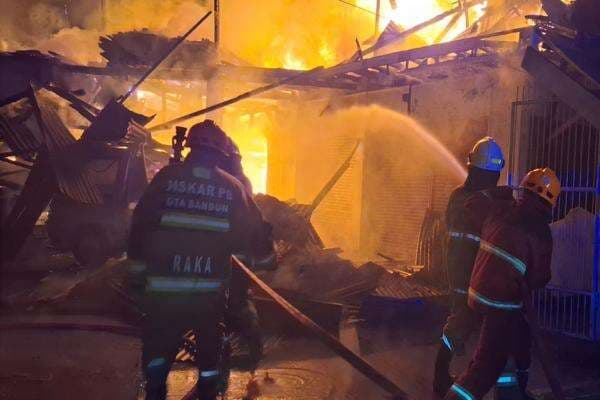 Toko Bangunan di Jalan Pahlawan Bandung Ludes Terbakar, Kerugian Capai Rp2 Miliar Toko Bangunan di Jalan Pahlawan Bandung Ludes Terbakar, Kerugian Capai Rp2 Miliar