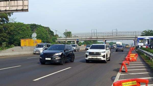 Tol Jakarta-Cikampek Dipadati Kendaraan Pemudik, Rest Area KM 57 Membeludak Tol Jakarta-Cikampek Dipadati Kendaraan Pemudik, Rest Area KM 57 Membeludak