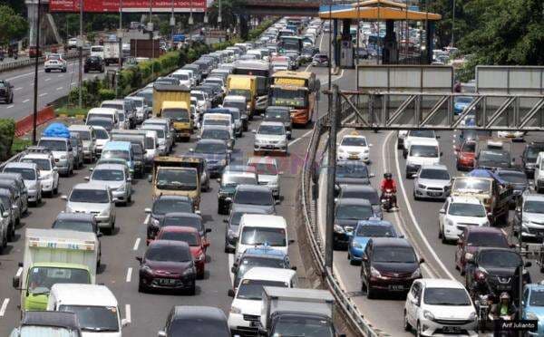 Long Weekend, Tol Jakarta-Cikampek Padat Merayap Long Weekend, Tol Jakarta-Cikampek Padat Merayap