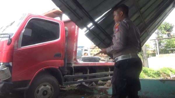 Sopir Diduga Ngantuk, Truk Oleng Tabrak Tiang dan 2 Rumah Warga di Jombang Sopir Diduga Ngantuk, Truk Oleng Tabrak Tiang dan 2 Rumah Warga di Jombang