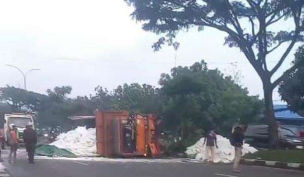 Truk Isi Terigu Terguling di Jalan Soekarno Hatta Bandung, Aspal Berubah Jadi Putih Truk Isi Terigu Terguling di Jalan Soekarno Hatta Bandung, Aspal Berubah Jadi Putih