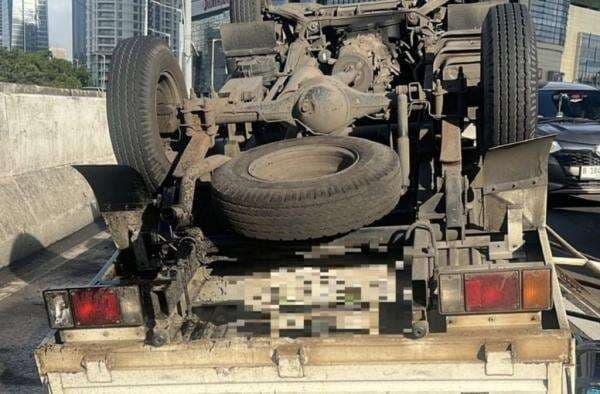 Truk Bermuatan Galon Terguling di JLNT Casablanca Jaksel Truk Bermuatan Galon Terguling di JLNT Casablanca Jaksel