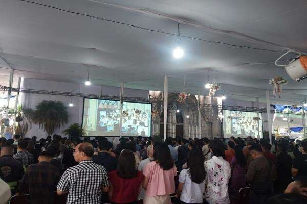 Umat Kristiani Khidmat Ikuti Perayaan Ekaristi Hari Raya Paskah di Gereja Katedral Umat Kristiani Khidmat Ikuti Perayaan Ekaristi Hari Raya Paskah di Gereja Katedral