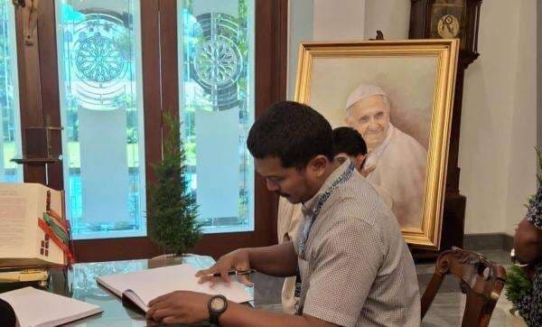 Umat Katolik Berdoa untuk Paus Fransiskus di Kedubes Vatikan Umat Katolik Berdoa untuk Paus Fransiskus di Kedubes Vatikan