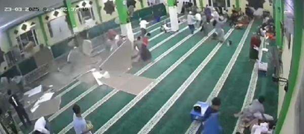 Viral! Plafon Masjid di Bekasi Ambruk, 4 Orang Jamaah Itikaf Jadi Korban Viral! Plafon Masjid di Bekasi Ambruk, 4 Orang Jamaah Itikaf Jadi Korban