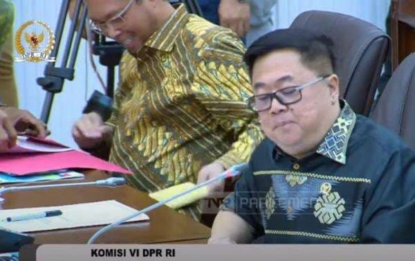 Viral Anggota DPR Terima Amplop Cokelat saat Rapat Bareng Direksi Pertamina, Ini Faktanya Viral Anggota DPR Terima Amplop Cokelat saat Rapat Bareng Direksi Pertamina, Ini Faktanya