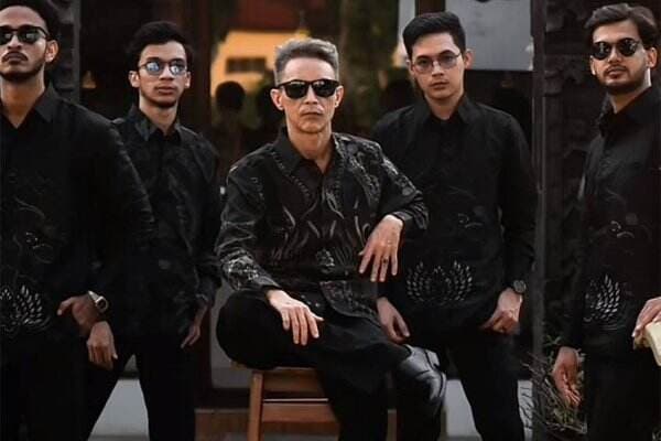 Viral! Driver Ojol Jadi Model Busana Batik Sukses Bikin Netizen Terpesona