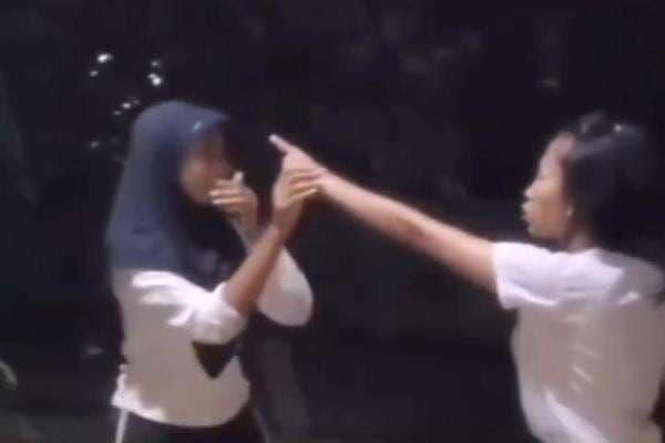 Viral! Remaja di Lampung Diduga Alami Perundungan, Dipaksa Sujud dan Cium Kaki Viral! Remaja di Lampung Diduga Alami Perundungan, Dipaksa Sujud dan Cium Kaki