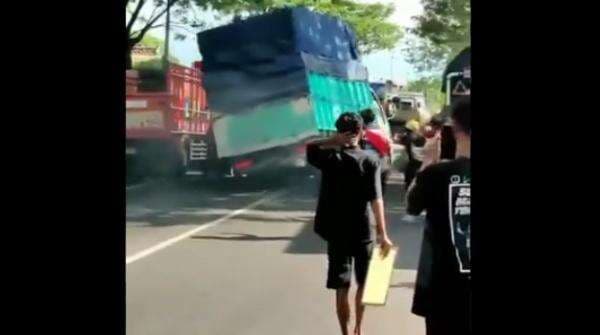 Viral Truk Oleng Bahayakan Pengguna Jalan, Bisa Dihukum 1 Tahun Penjara Viral Truk Oleng Bahayakan Pengguna Jalan, Bisa Dihukum 1 Tahun Penjara