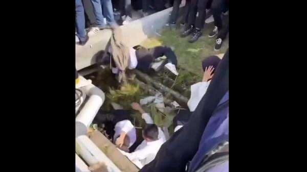 Viral, Ratusan Pencari Kerja di Batam Ricuh Saling Dorong hingga Jatuh ke Parit Viral, Ratusan Pencari Kerja di Batam Ricuh Saling Dorong hingga Jatuh ke Parit