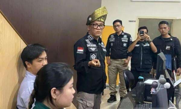 Susah Lamar Kerja, Wamenaker Ngamuk Dicuekin Perusahaan yang Tahan Ijazah Pekerja di Pekanbaru Susah Lamar Kerja, Wamenaker Ngamuk Dicuekin Perusahaan yang Tahan Ijazah Pekerja di Pekanbaru