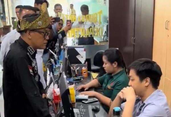 Geramnya Wamenaker Dicueki saat Sidak Perusahaan Penahan Ijazah di Pekanbaru: Saya Wakil Menteri! Geramnya Wamenaker Dicueki saat Sidak Perusahaan Penahan Ijazah di Pekanbaru: Saya Wakil Menteri!