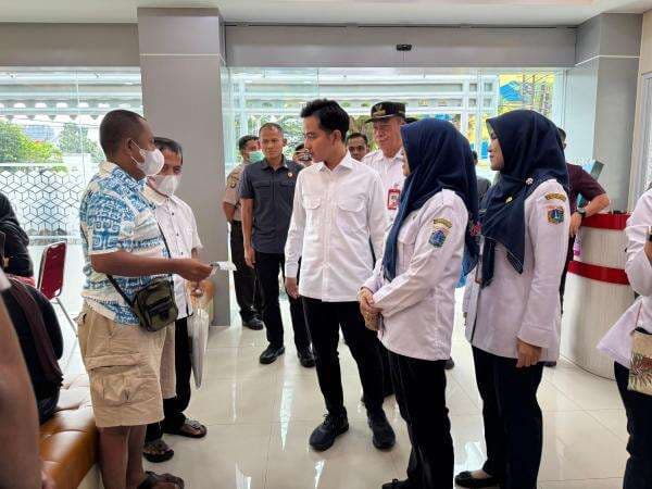 Gibran Pastikan Pengawasan Diperkuat Usai Isi MinyaKita Tak Sesuai Takaran Gibran Pastikan Pengawasan Diperkuat Usai Isi MinyaKita Tak Sesuai Takaran