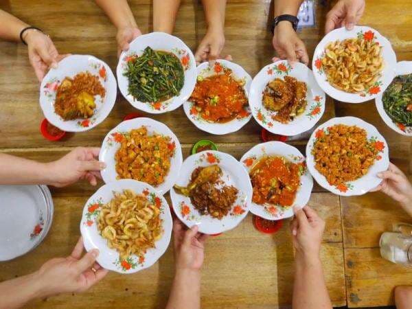 Cicip Menu Betawi, Warung Mak Dower Siap Menggoyang Lidah Anda! Cicip Menu Betawi, Warung Mak Dower Siap Menggoyang Lidah Anda!