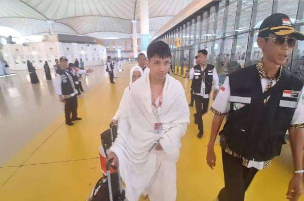 Witan Sulaeman Naik Haji Bersama Istri dan 18 Anggota Keluarganya Witan Sulaeman Naik Haji Bersama Istri dan 18 Anggota Keluarganya